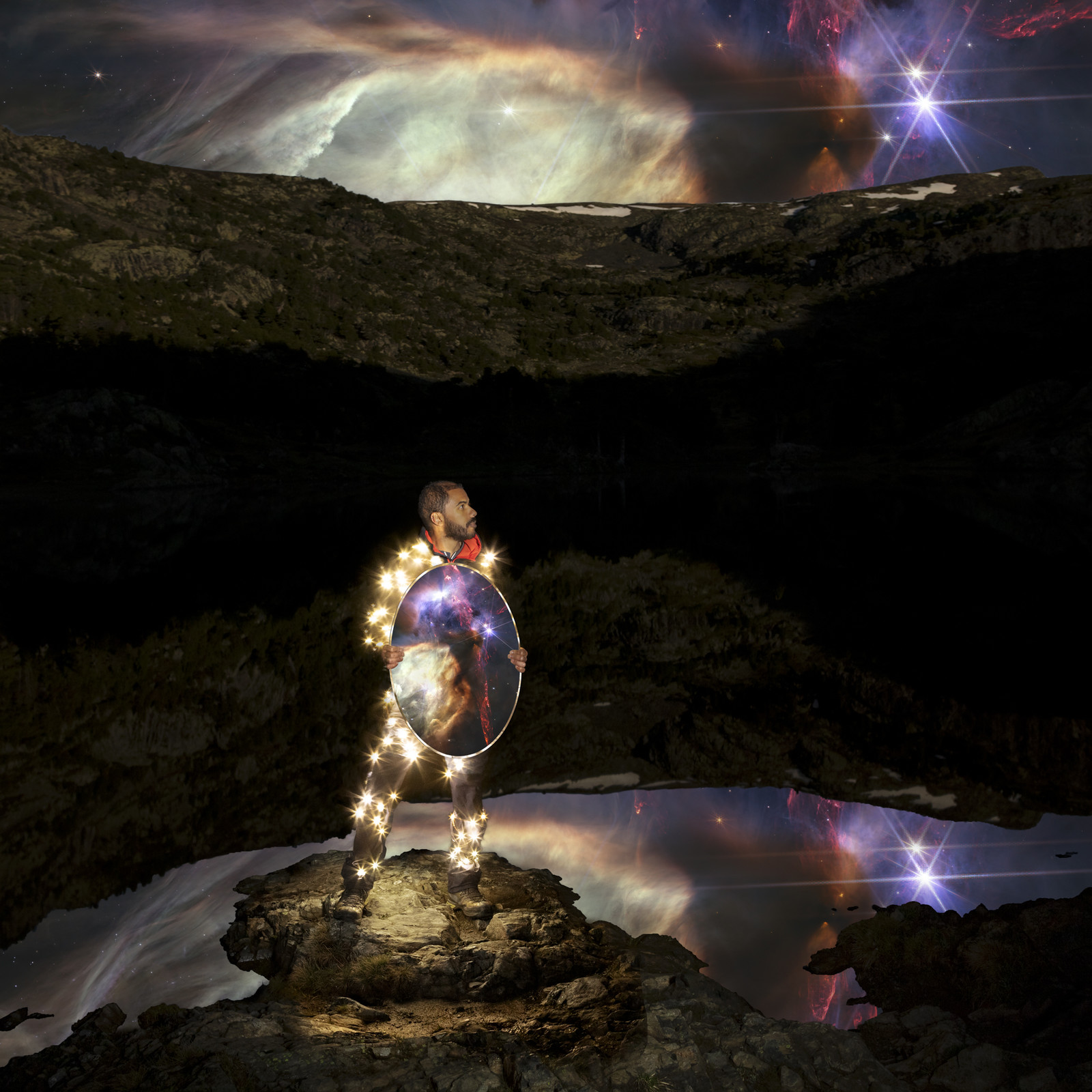 Les chercheurs étudiant les nuages moléculaires sont constamment plongés dans un univers obscur et lointain, qu’ils ne peuvent pas voir et qu’ils connaissent pourtant de près. Ces parties de l’Univers sont ancrées en eux et ils développent une forme de connexion avec elles, comme pour ce nuage moléculaire appelé « Rho Ophiuchi » présent dans notre Voie Lactée. Les chercheurs étudiant les nuages moléculaires sont constamment plongés dans un univers obscur et lointain, qu’ils ne peuvent pas voir et qu’ils connaissent pourtant de près. Ces parties de l’Univers sont ancrées en eux et ils développent une forme de connexion avec elles, comme pour ce nuage moléculaire appelé « Rho Ophiuchi » présent dans notre Voie Lactée.